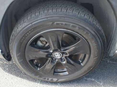 Used 2019 Toyota RAV4 XLE w/ Convenience Package FWD image 26