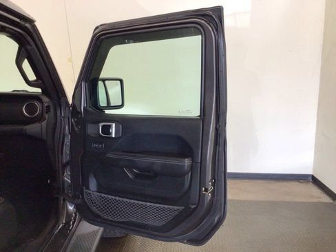 Used 2018 Jeep Wrangler Unlimited Sahara AWD/4WD image 10