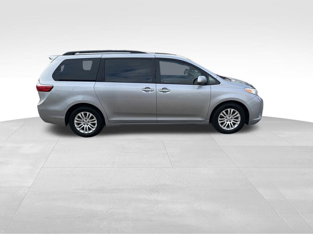 Used 2017 Toyota Sienna FWD image 6