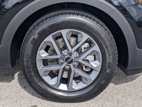 Certified 2024 Kia Telluride LX image 9