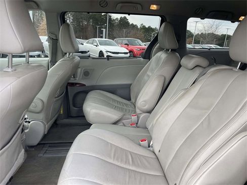 Used 2014 Toyota Sienna XLE image 26