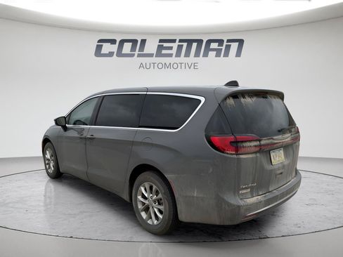 Used 2023 Chrysler Pacifica Touring-L AWD/4WD image 3