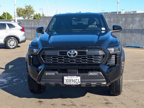 Used 2025 Toyota Tacoma TRD Off-Road image 2