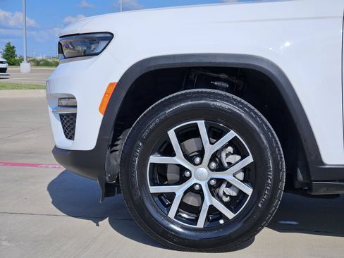 Used 2025 Jeep Grand Cherokee Limited RWD image 11