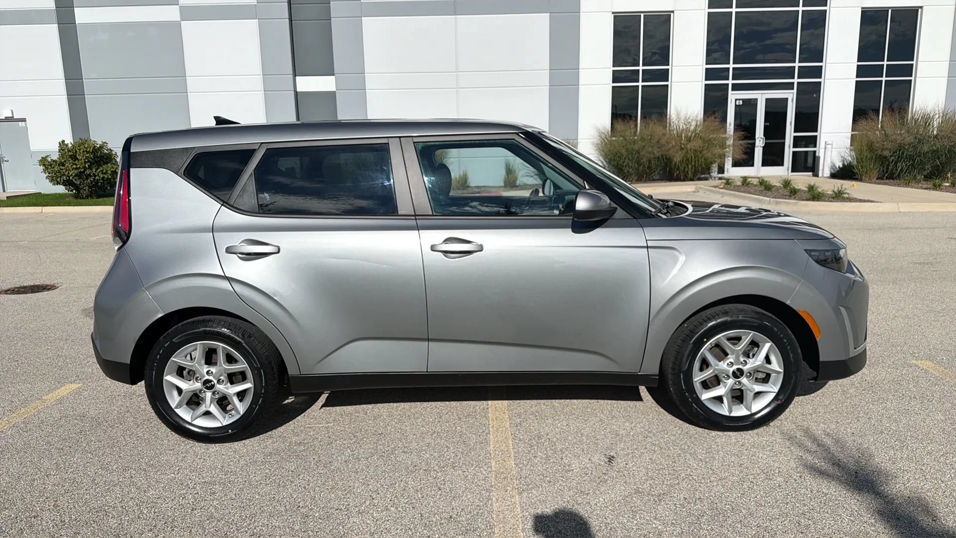 Used 2025 Kia Soul LX w/ LX Technology Package FWD image 4