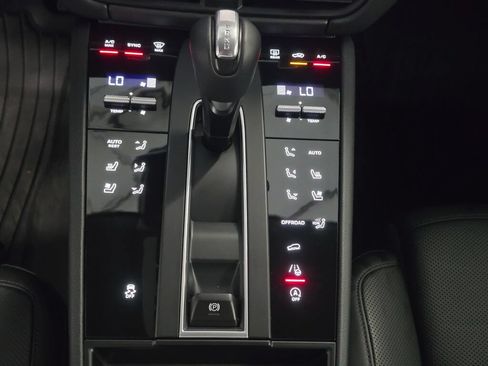 Certified 2026 Porsche Macan AWD/4WD image 17