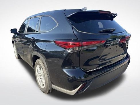 Used 2023 Toyota Highlander LE AWD/4WD image 5
