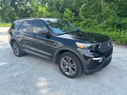 Used 2021 Ford Explorer XLT w/ Equipment Group 202A AWD/4WD image 2