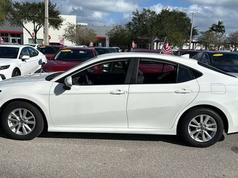 Used 2025 Toyota Camry LE w/ Convenience Package image 4