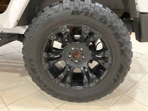 Used 2013 Jeep Wrangler Unlimited Sahara image 27