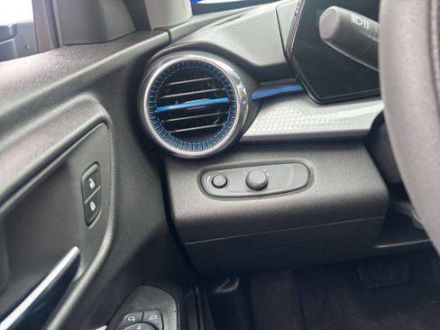Used 2025 Chevrolet Trax LT FWD image 32