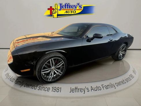 Used 2013 Dodge Challenger SXT image 2