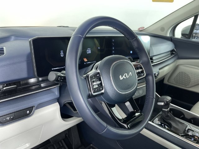 Used 2025 Kia Carnival EX FWD image 30