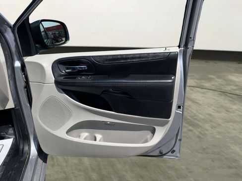 Used 2015 Dodge Grand Caravan SXT FWD image 17