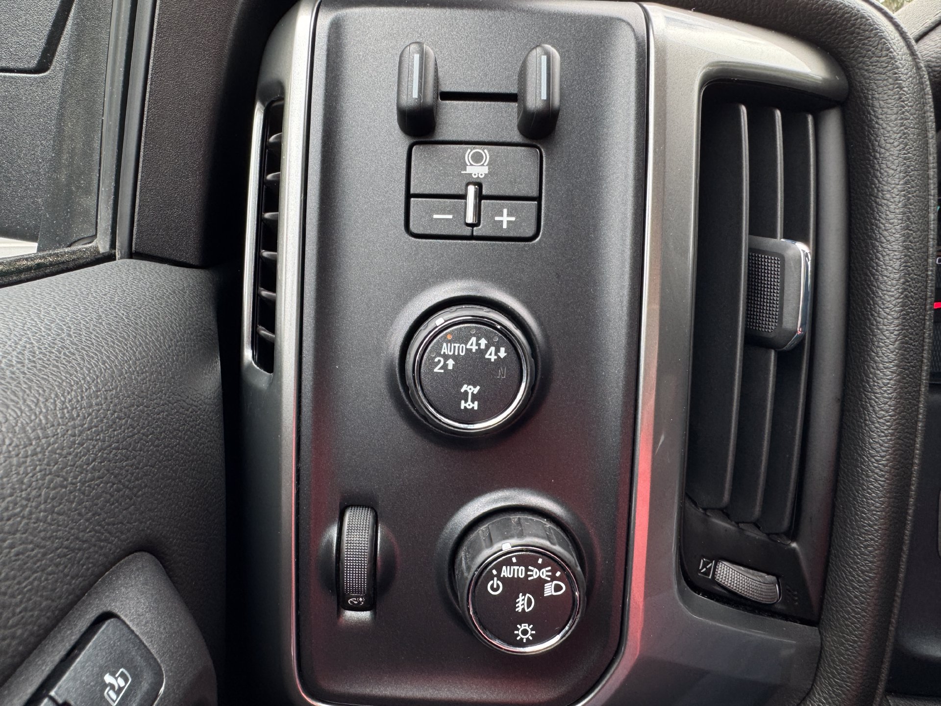 Used 2017 Chevrolet Silverado 1500 LTZ Z71 w/ LTZ Plus Package AWD/4WD image 33