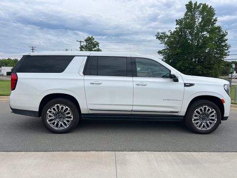 Used 2023 GMC Yukon XL Denali Ultimate AWD/4WD image 10