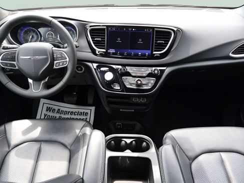 Used 2025 Chrysler Pacifica Select FWD image 12