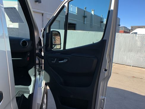 Used 2022 Mercedes-Benz Sprinter 2500 image 21