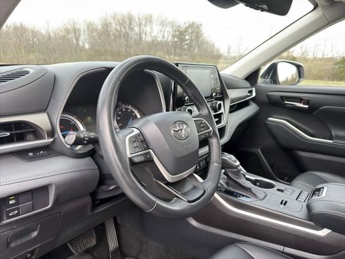 Used 2022 Toyota Highlander XLE AWD/4WD image 18