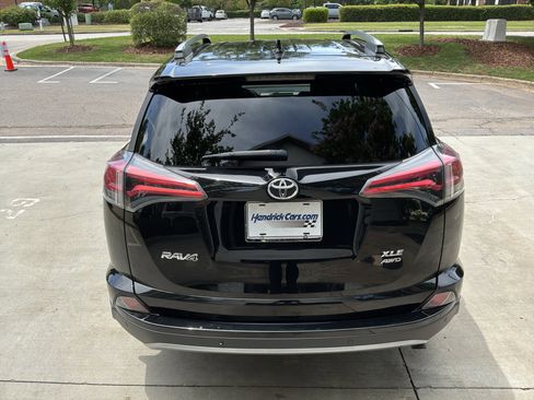 Used 2017 Toyota RAV4 XLE AWD/4WD image 9
