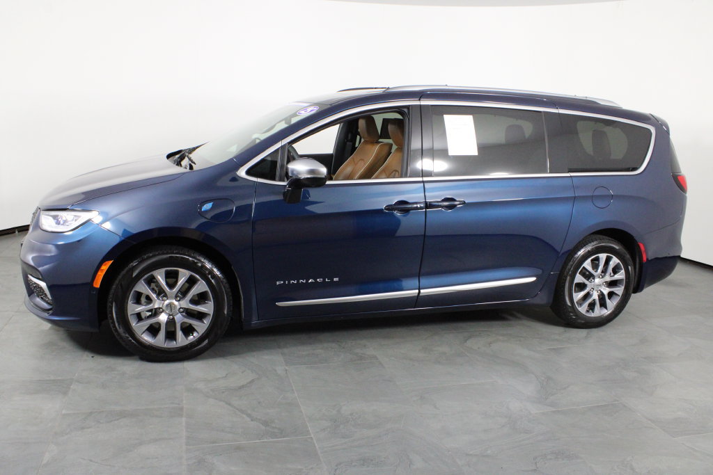 Used 2025 Chrysler Pacifica Pinnacle FWD image 12