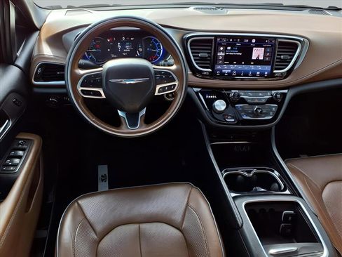Used 2021 Chrysler Pacifica Limited w/ Uconnect Theater Family Group image 7