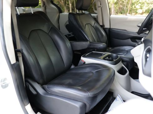Used 2022 Chrysler Pacifica Touring-L FWD image 29