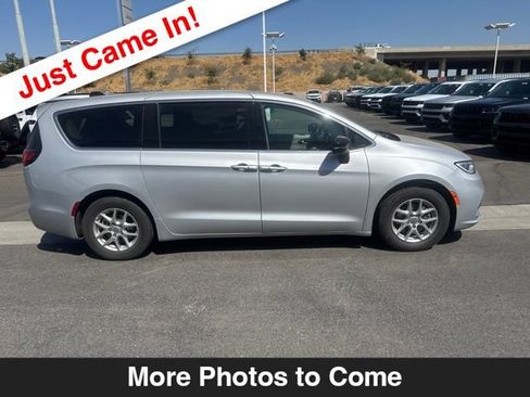 Used 2024 Chrysler Pacifica Touring-L FWD image 7