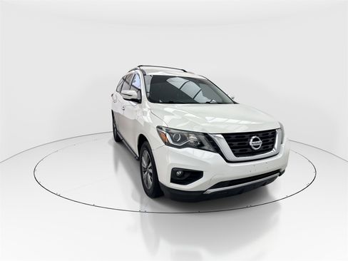 Used 2020 Nissan Pathfinder SV image 2