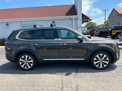 Used 2020 Kia Telluride S w/ S 8 Passenger Seating Package AWD/4WD image 4