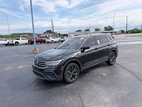 Used 2022 Volkswagen Tiguan SE FWD image 1