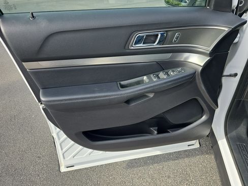Used 2018 Ford Explorer XLT image 27