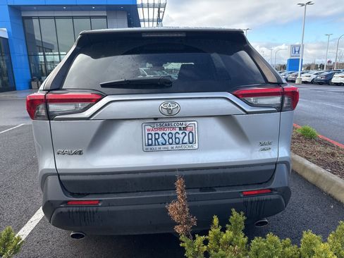 Used 2019 Toyota RAV4 XLE image 4