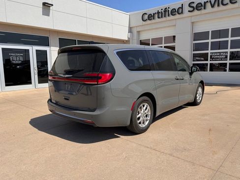 Used 2023 Chrysler Pacifica Touring-L image 3