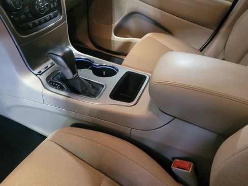 Used 2019 Jeep Grand Cherokee Laredo RWD image 26