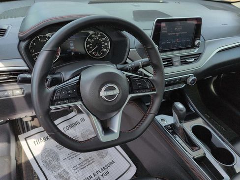 Used 2025 Nissan Altima 2.5 SR FWD image 9
