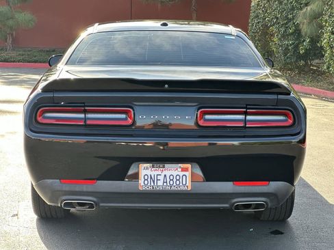 Used 2018 Dodge Challenger SXT image 5