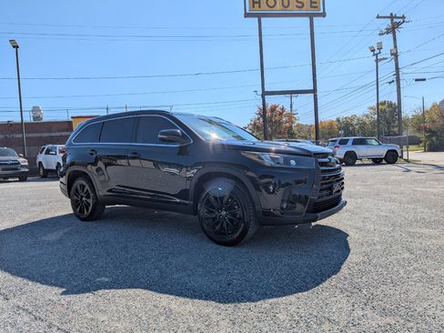 Used 2019 Toyota Highlander SE image 3