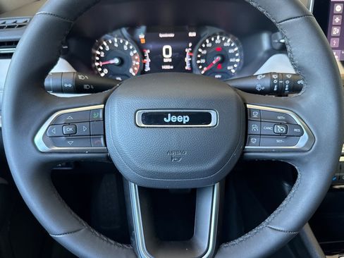 Used 2025 Jeep Compass Limited image 15