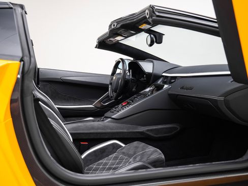 Used 2018 Lamborghini Aventador S image 33