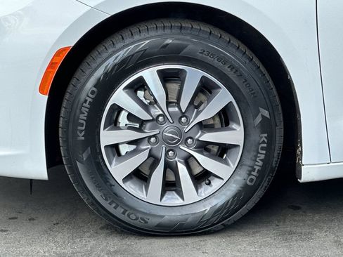 Used 2024 Chrysler Pacifica Limited FWD image 27