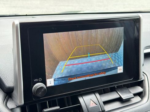 Used 2025 Toyota RAV4 XLE FWD image 9