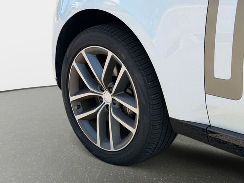 Used 2025 Land Rover Range Rover SE AWD/4WD image 10