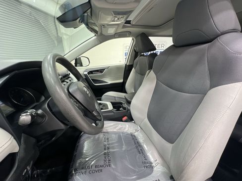 Used 2019 Toyota RAV4 XLE w/ Convenience Package image 11