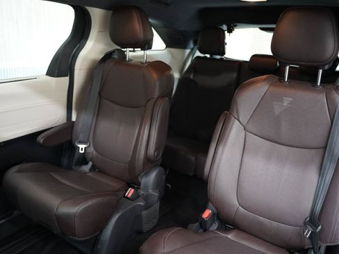 Used 2021 Toyota Sienna Platinum AWD/4WD image 33