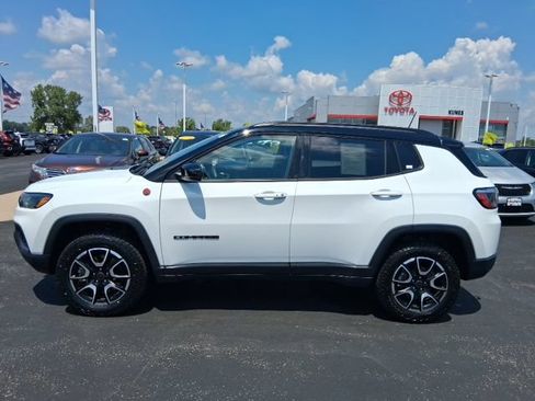 Used 2025 Jeep Compass Trailhawk AWD/4WD image 10