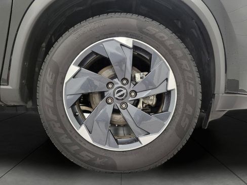 Used 2025 Nissan Rogue SV image 3