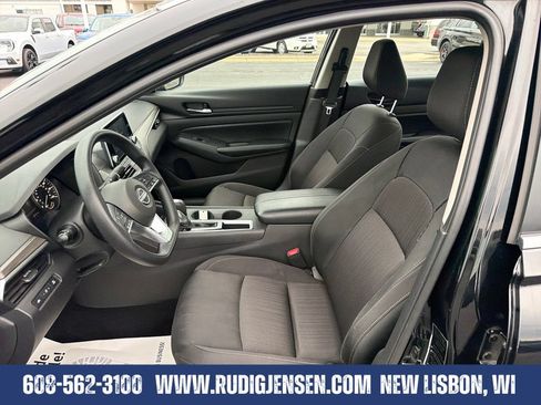 Used 2025 Nissan Altima 2.5 SV FWD image 9