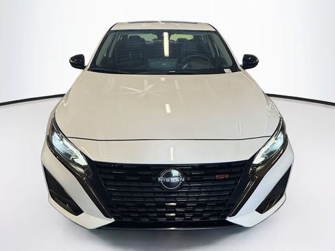 Used 2023 Nissan Altima 2.5 SR w/ SR Premium Package FWD image 2