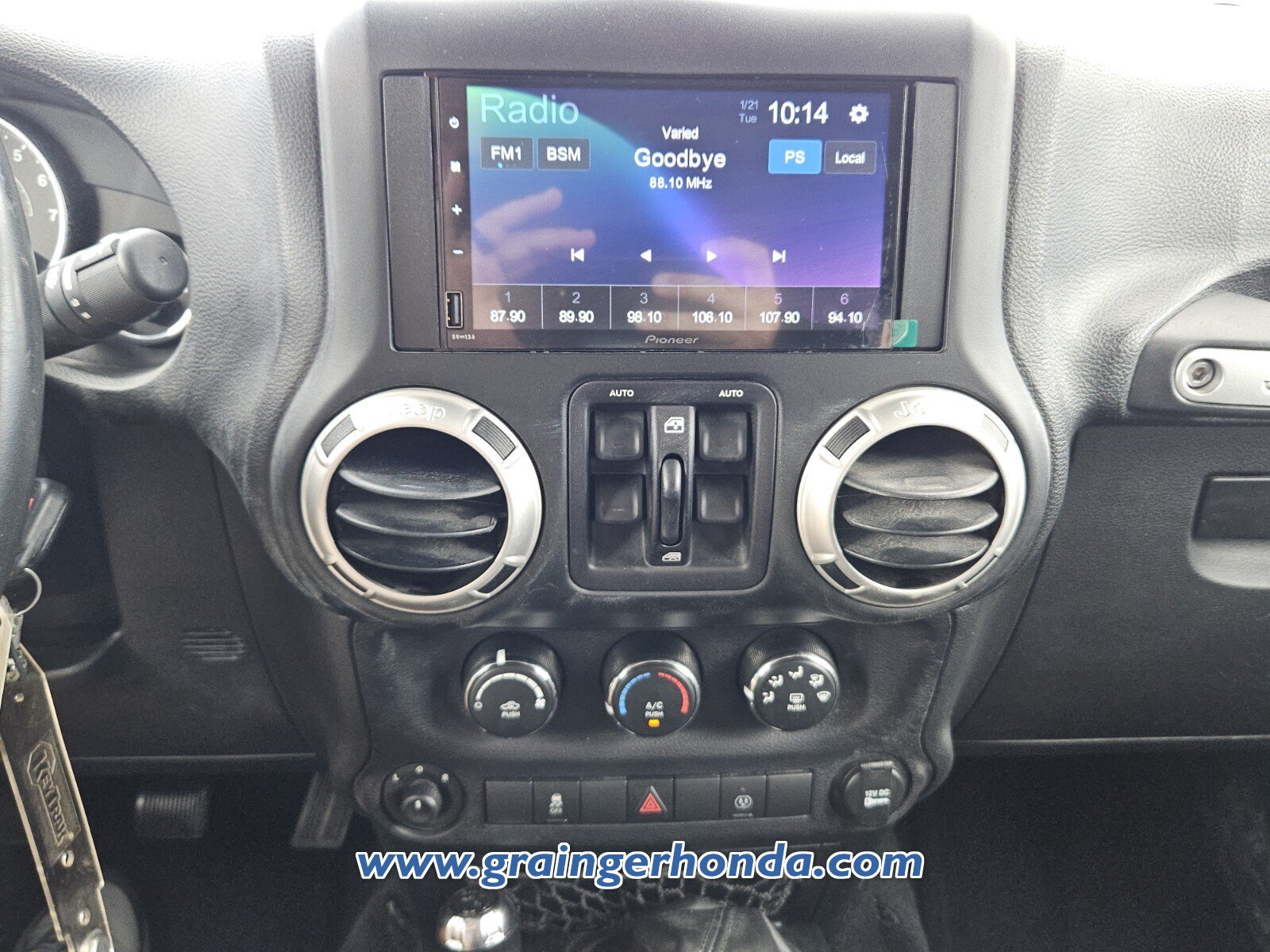 Used 2017 Jeep Wrangler Unlimited Sahara w/ Dual Top Group AWD/4WD image 15